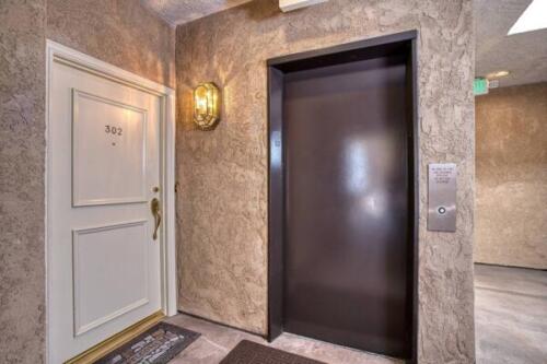 1433-Barry-Ave-302~03