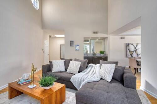 1433-Barry-Ave-302~05