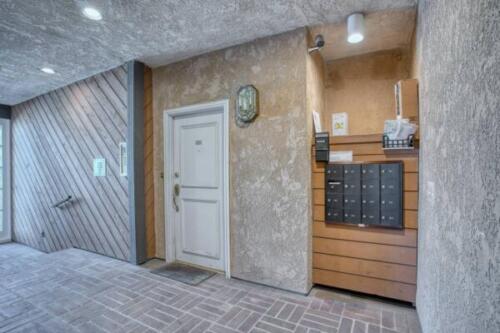 1433-Barry-Ave-302~23