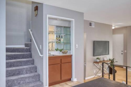 21801-Burbank-Blvd-#67~06
